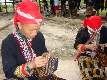 Vendeuses Daos rouges.